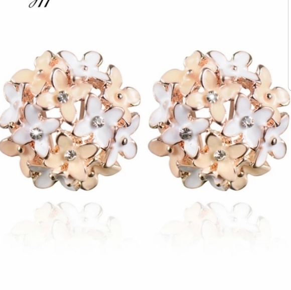 Relisted♡Ella♡ Floral Post Earrings - Picture 3 of 5